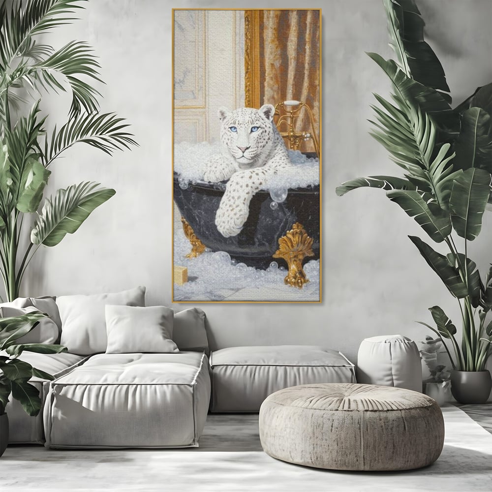Tablou canvas cu tablou canvas cu leopard alb in cada, in rama de aluminiu auriu, pe perete intr-un living